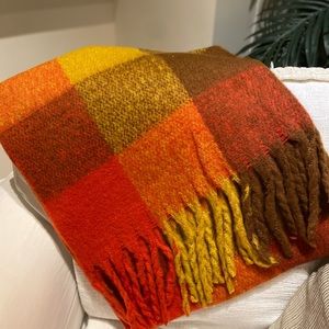 ‘Cashmere‘ scarf. Beautiful Fall 2021 hot colours. Cozy NWT.